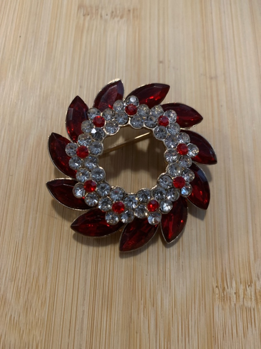 Vintage Red Crystal Wreath Brooch - Elegant Women's Jewelry - Picture 1 of 3